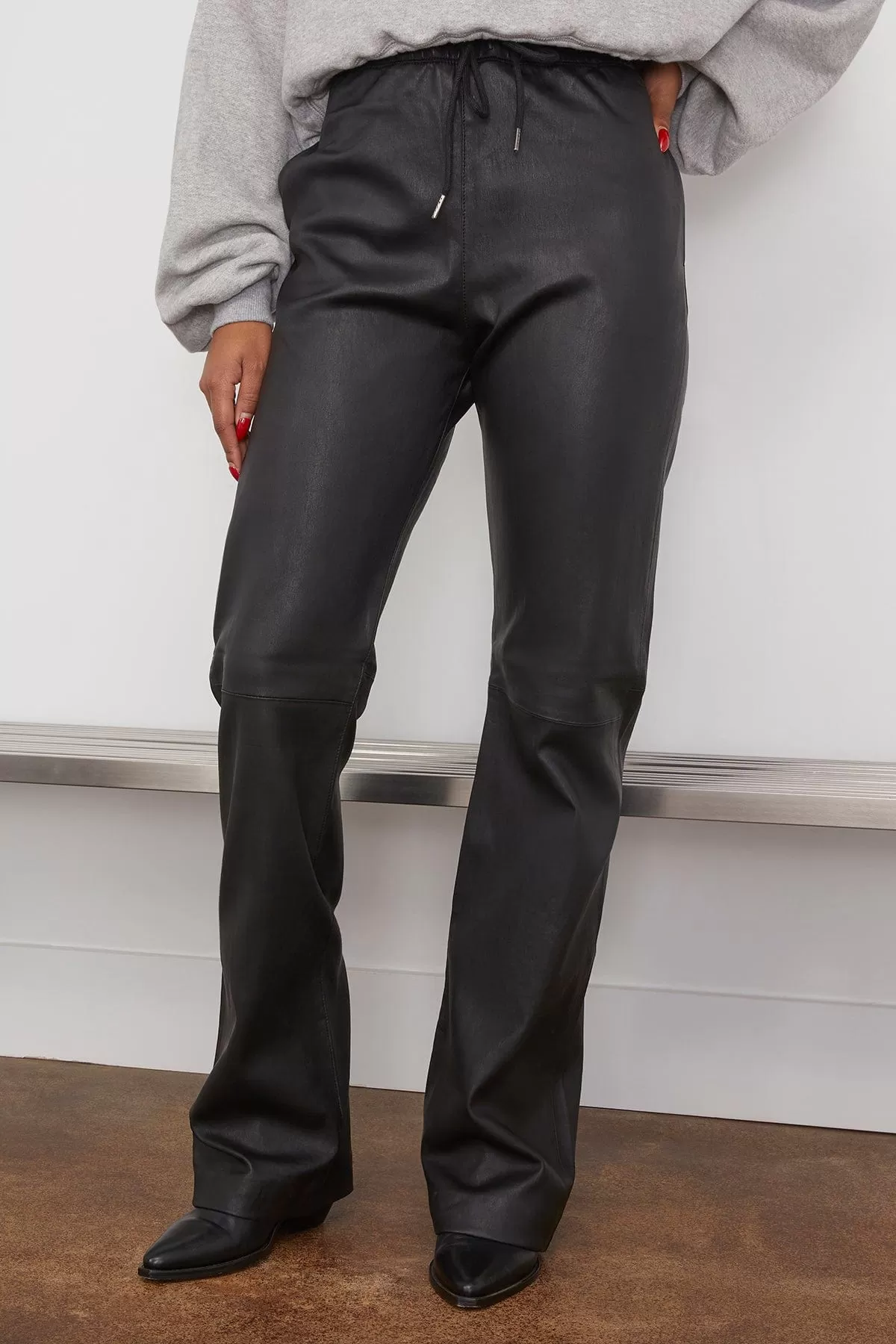 Drawstring Straight Leg Pant in Black