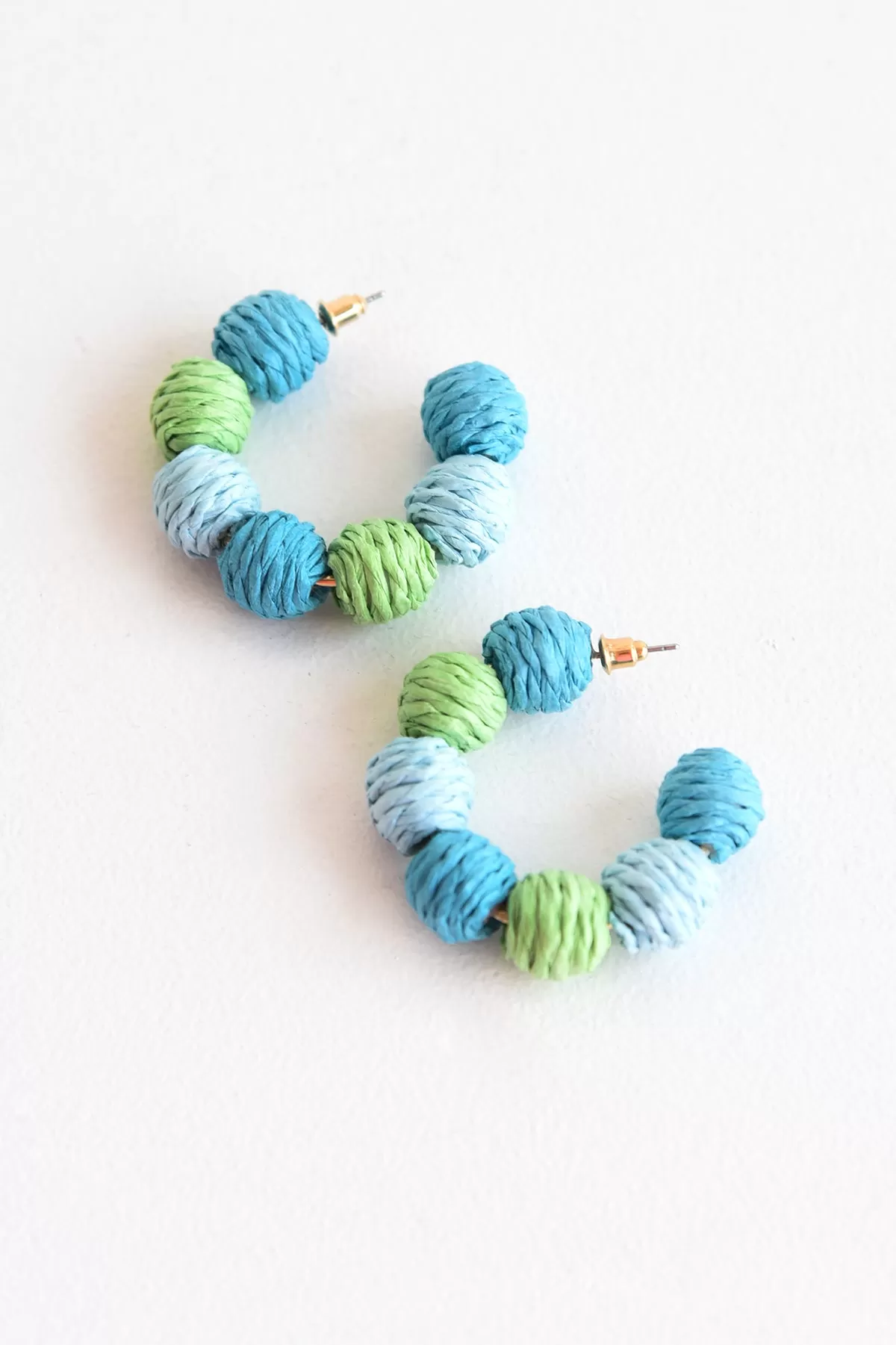 STRAW BALLED HOOP EARRINGS -BLUE